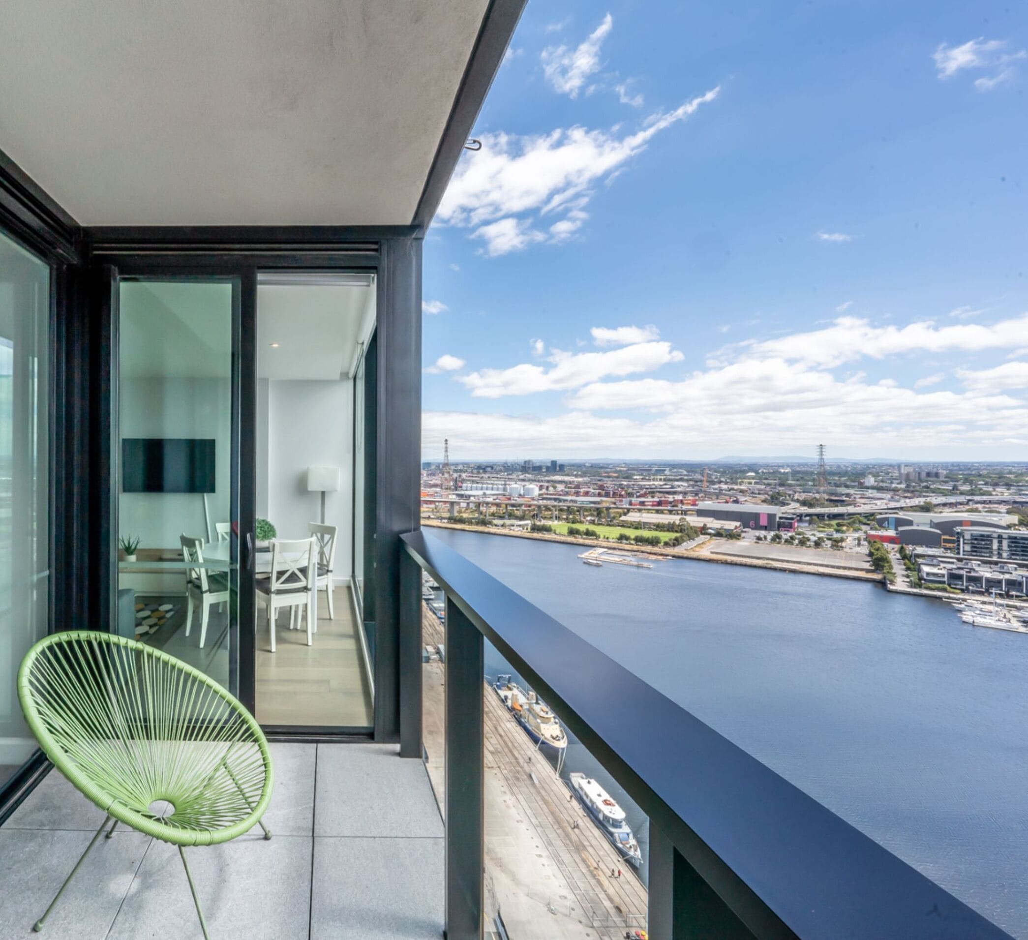 Sky High 2 Bedroom 2Bathroom Apartment with Stadium & Harbour Views | Blick vom Balkon