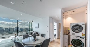 1 Bedroom Apartment + Study with Stadium & Harbour Views | Lavanderia