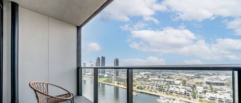 Ein Balkon mit Blick auf eine Stadt und einen Fluss.