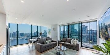 Sky High 3 Bedroom 2 Bathroom Apartment with Stadium & Harbour Views | Sala de estar | Una televisión de pantalla plana, Netflix, servicios de streaming