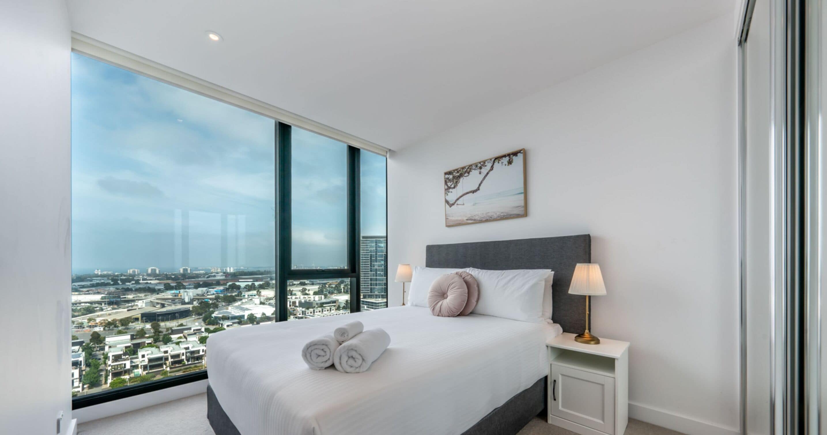 2 Bedroom Apartment with Sea Views | 2 chambres, rideaux d’obscurcissement, système d’insonorisation