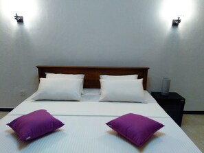 Phòng đôi Tiêu chuẩn, 1 giường đôi, phù hợp cho người khuyết tật, quang cảnh vườn | 2 phòng ngủ, két bảo mật tại phòng, bàn, bàn ủi/dụng cụ ủi quần áo