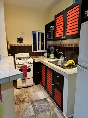 Refrigerador, microondas, horno y parrilla de estufa 