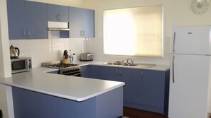 Fridge, microwave, cookware/dishes/utensils - Emada Venus Bay - a stone's throw from cafes and shops inVenus Bay (Venus Bay)