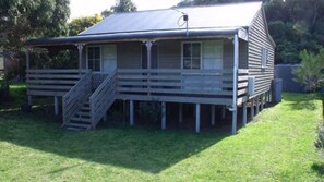 Exterior - Emada Venus Bay - a stone's throw from cafes and shops inVenus Bay (Venus Bay)