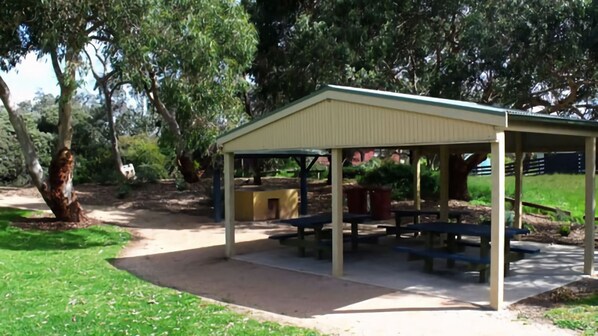 Outdoor dining - Emada Venus Bay - a stone's throw from cafes and shops inVenus Bay (Venus Bay)