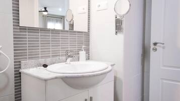 Doccia, asciugacapelli, asciugamani, carta igienica