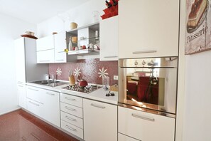 Kühlschrank, Mikrowelle, Ofen, Geschirrspüler