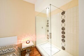 Dusche, Haartrockner, Bidet, Handtücher