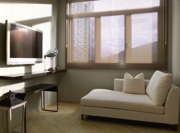 Living area - Stylish Room with Bath and Kitchenette Living (Tanjung Tokong)