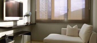 Chambre élégante avec salle de bain et kitchenette