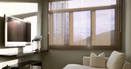 Tyylikäs huone, jossa kylpyamme ja minikeittiö