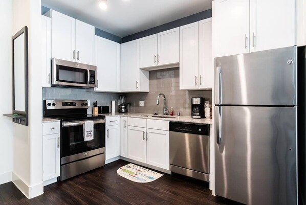 Refrigerador, microondas, horno, placa de cocina