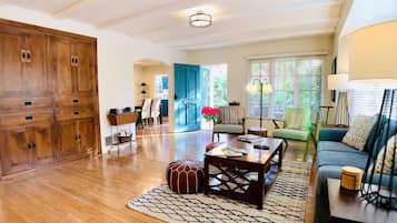 Een smart-tv, een open haard, Netflix en een dvd-speler