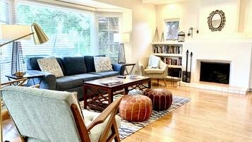 Een smart-tv, een open haard, Netflix en een dvd-speler