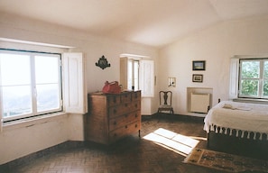 4 bedrooms, desk, free WiFi, bed sheets