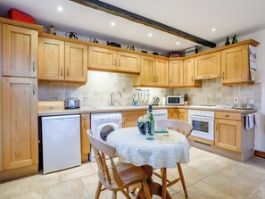 Lavavajillas y trona infantil