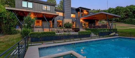 Een buitenzwembad en een verwarmd zwembad