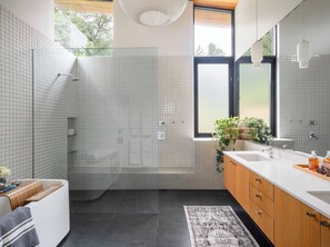 Baignoire, baignoire à jets, sèche-cheveux, serviettes fournies