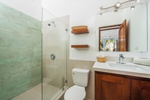 Shower, hair dryer, towels, soap - Petfriendly 3 Bedroom Home, Only steps from Tamarindo Beach. (Tamarindo)