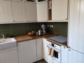 冷蔵庫、電子レンジ、オーブン、コンロ