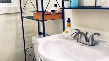 House, Multiple Beds, Non Smoking | Bathroom | Free toiletries, hair dryer, soap, shampoo