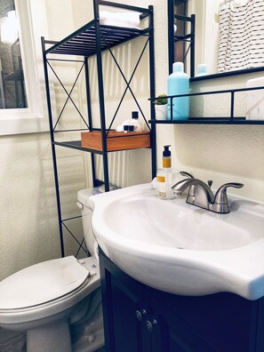 House, Multiple Beds, Non Smoking | Bathroom | Free toiletries, hair dryer, soap, shampoo - 2402 KAUFFMAN AVE (Vancouver)