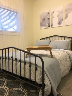 2 bedrooms, individually decorated, blackout drapes, iron/ironing board - 2402 KAUFFMAN AVE (Vancouver)