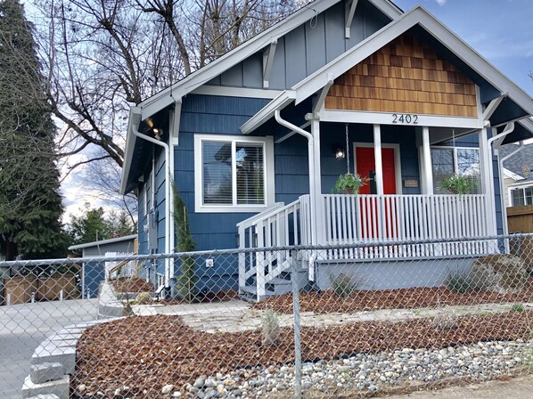 Front of property - 2402 KAUFFMAN AVE (Vancouver)