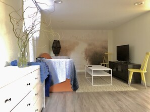 House, Multiple Beds, Non Smoking | 2 bedrooms, individually decorated, blackout drapes, iron/ironing board - 2402 KAUFFMAN AVE (Vancouver)