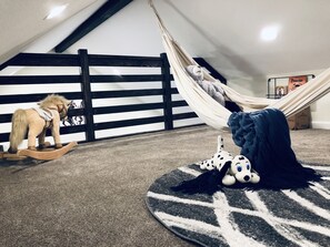 2 개의 침실, 각각 다른 스타일의 인테리어, 암막 커튼, 다리미/다리미판