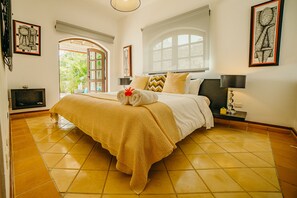 12 soverom, safe på rommet, strykejern/-brett og reiseseng for barn