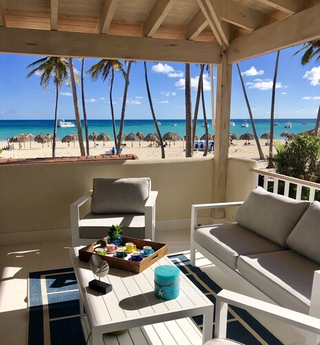 Beachfrot Paradise Villa for large groups prime location, daily cleanning & pool