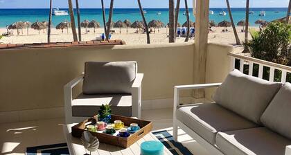 Beachfrot Paradise Villa for large groups prime location, daily cleanning & pool