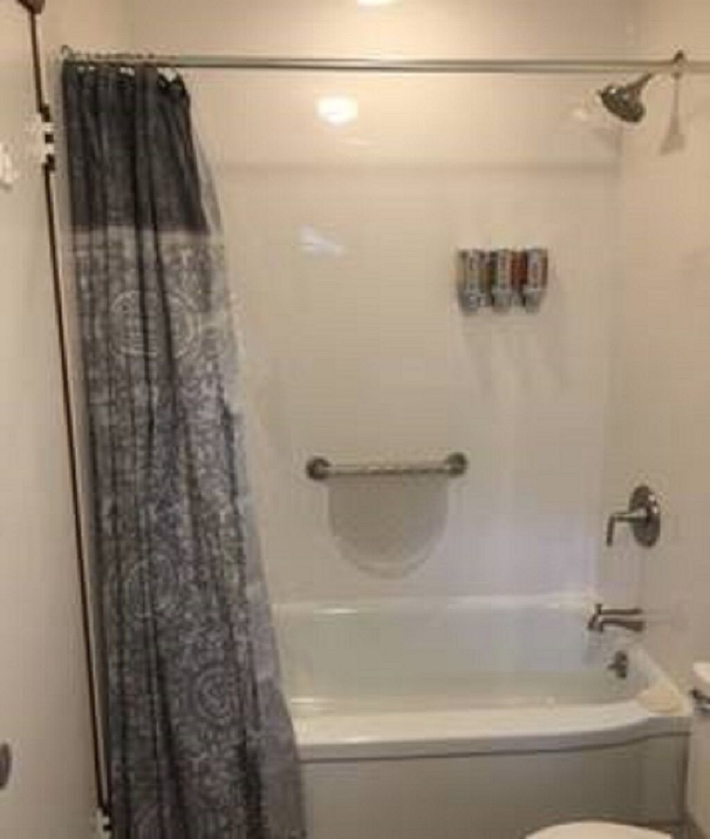 Ensemble douche/baignoire, sèche-cheveux, serviettes fournies, savon