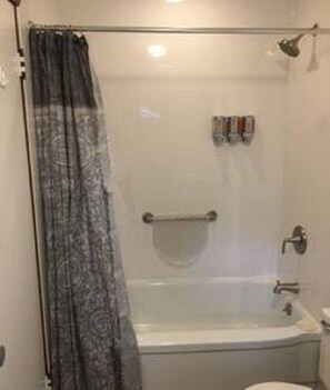 Ducha y bañera combinadas, secador de pelo, toallas y jabón