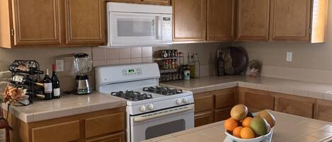 Microwave, oven, dishwasher, coffee/tea maker