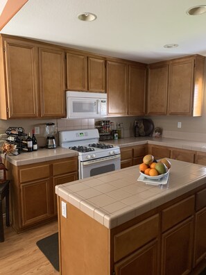 Mikrowelle, Ofen, Geschirrspüler, Wasserkocher mit Kaffee-/Teezubehör