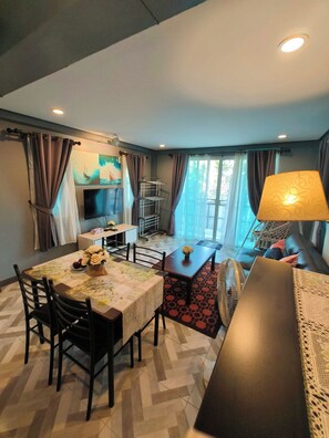 TV - Cozy house 1 BR, close to the beach (Tambon Choeng Thale)