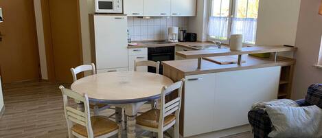 Kühlschrank, Mikrowelle, Ofen