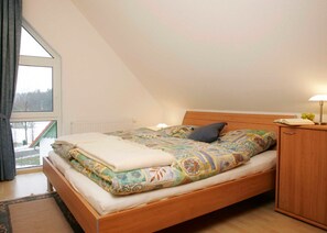 2 bedrooms, travel crib, WiFi