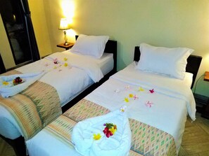 Schreibtisch, schallisolierte Zimmer, Bettwäsche