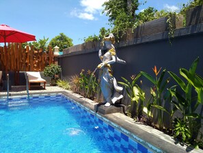 Outdoor pool, pool loungers - The Cemok's Cottage (Penida Island)