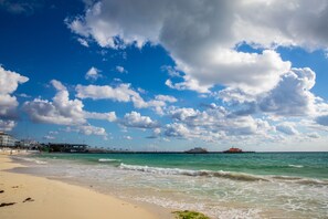 Aurinkotuoleja, rantapyyhkeitä