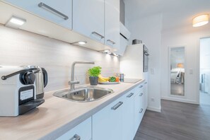 Kylskåp, ugn, diskmaskin och kaffe- och tebryggare