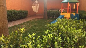 A children's play area with a slide and a hanging hammock. - 4 Recamaras Zona Sur WiFi Jardin Cochera (Zapopan)