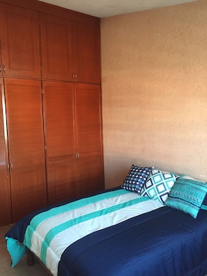 Casa tradicional, várias camas, para não fumantes, vista para o jardim | 4 quartos, cortinas blackout, ferros/tábuas de passar roupa