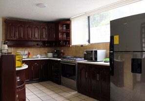 Kühlschrank, Mikrowelle, Ofen, Wasserkocher mit Kaffee-/Teezubehör