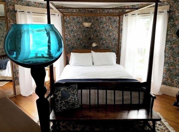 4 chambres, bureau, fer et planche à repasser, lit de bébé portatif