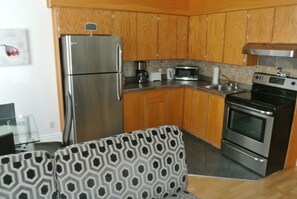 Réfrigérateur, four à micro-ondes, surface de cuisson, cafetière-théière